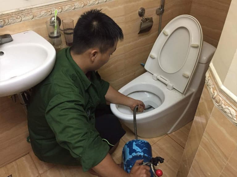 Thông tắc cống nhà vệ sinh giá rẻ